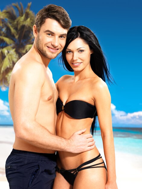 Retrato de feliz sonriente hermosa pareja de enamorados en playa tropical