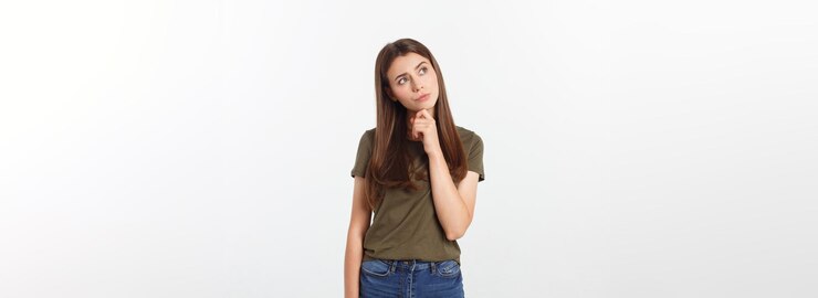 Foto gratuito retrato feliz y sorprendida señorita de pie aislada sobre fondo gris mirando la cámara pointi