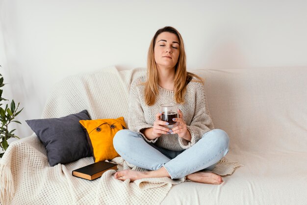 Retrato femenino en casa meditando