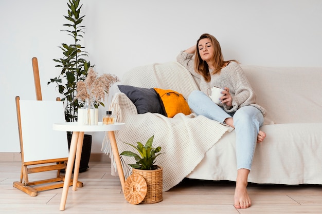 Foto gratuita retrato femenino en casa meditando