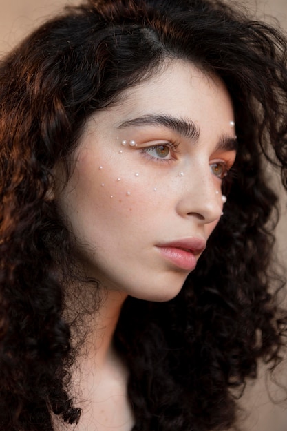 Retrato femenino con maquillaje de perlas