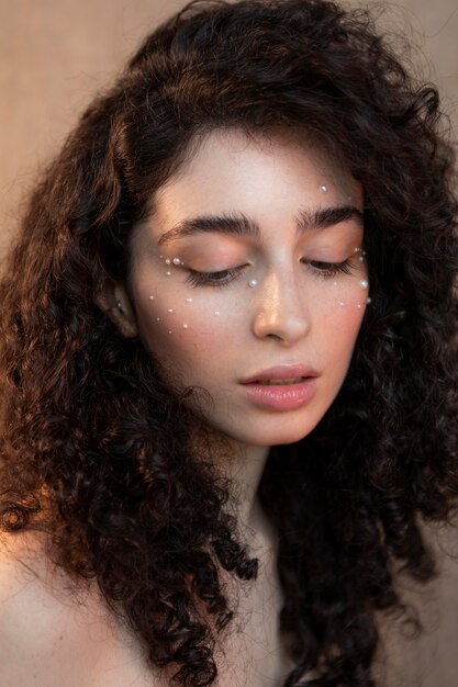 Retrato femenino con maquillaje de perlas