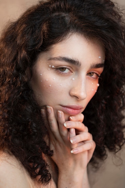 Foto gratuita retrato femenino con maquillaje de perlas