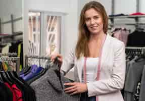 Foto gratuita retrato femenino personal shopper trabajando