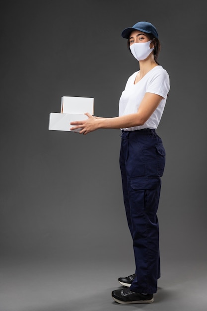 Foto gratuita retrato femenino que trabaja para el servicio de entrega con máscara