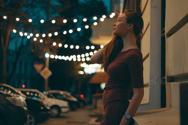 Retrato femenino romántico con luces de la ciudad