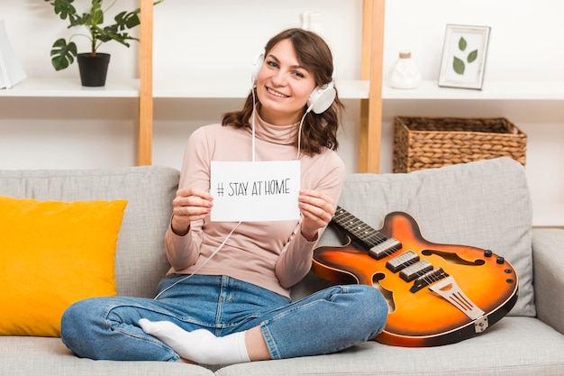 Retrato femenino en sofá con guitarra