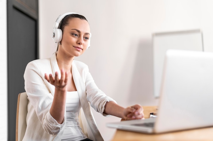 Foto gratuito retrato femenino en el trabajo con videollamada