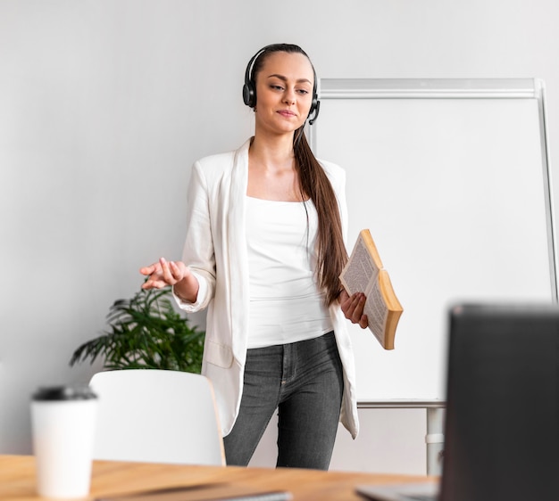 Foto gratuita retrato femenino en el trabajo con videollamada