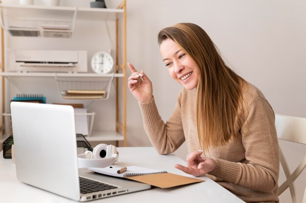 Retrato femenino en el trabajo con videollamada