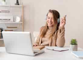 Foto gratuita retrato femenino en el trabajo con videollamada