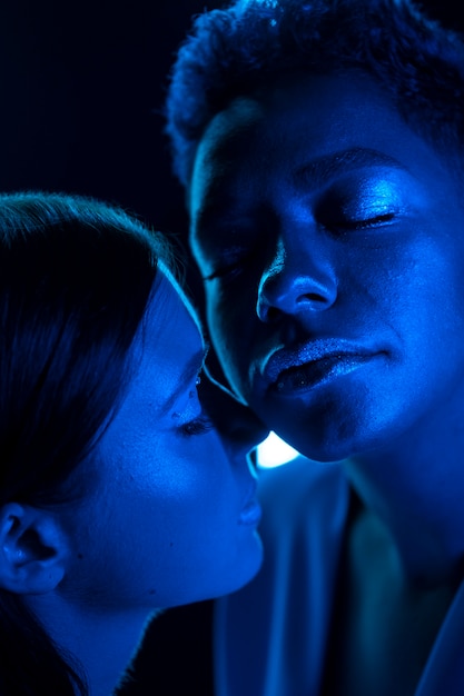 Foto gratuita retrato de fondo de luz azul