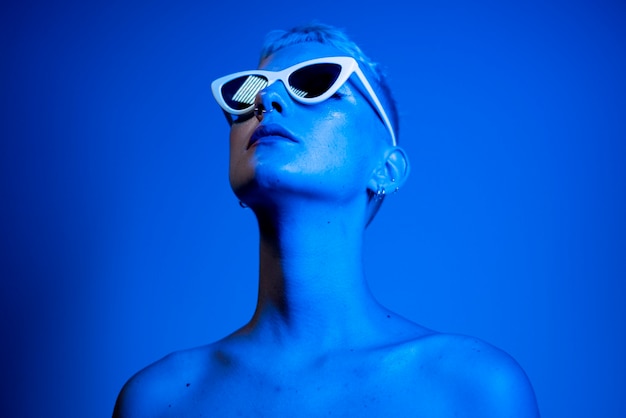 Retrato de fondo de luz azul