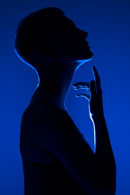 Foto gratuita retrato de fondo de luz azul