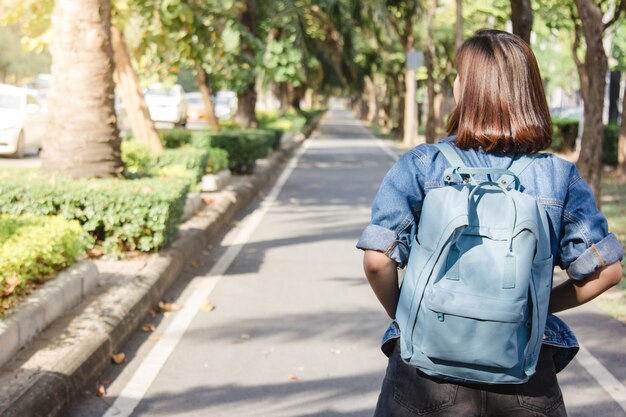 Retrato de la forma de vida del verano de la mujer asiática turística joven que camina en la calle