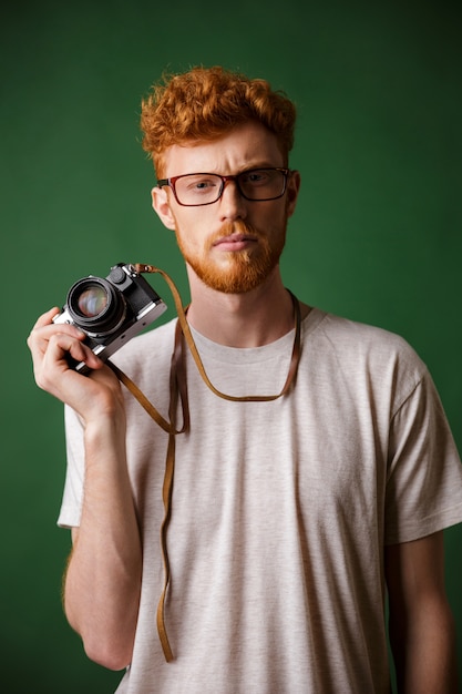 Retrato de fotógrafo serio hipster cabeza lectora con cámara