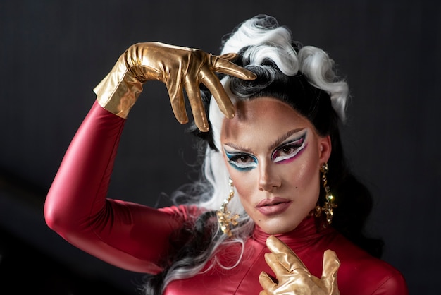 Foto gratuita retrato de glamorosa drag queen posando