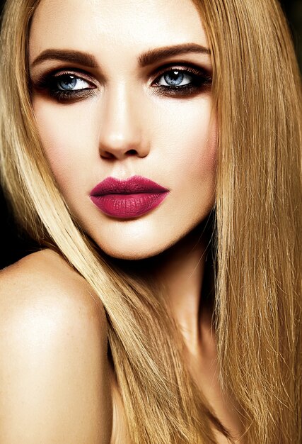 Retrato glamour de hermosa mujer rubia modelo dama con maquillaje diario fresco con color de labios rojos y piel limpia y saludable