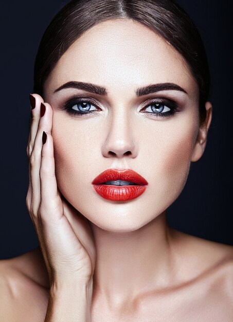 Retrato de glamour sensual de mujer hermosa dama modelo con labios rojos de color y cara de piel limpia y saludable