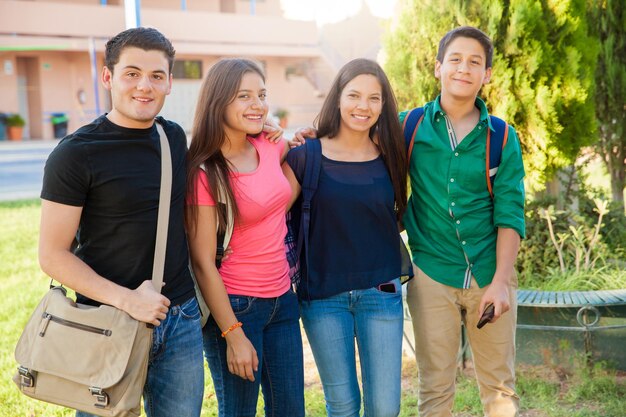 Retrato de un grupo de adolescentes de secundaria pasando el rato al aire libre