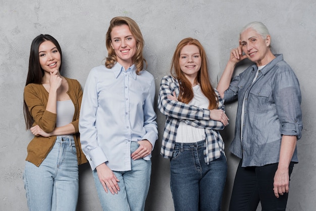 Foto gratuita retrato grupo de amigos juntos sonriendo