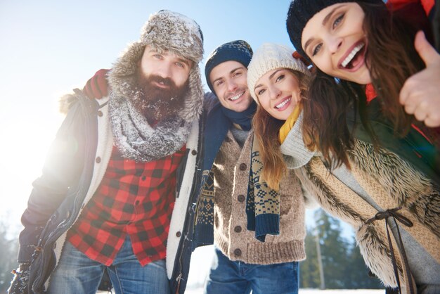 Retrato de un grupo de amigos en la nieve.