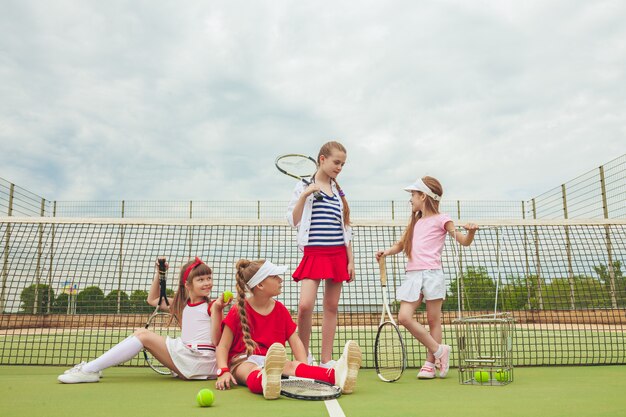 Retrato de un grupo de chicas como tenistas con raqueta de tenis