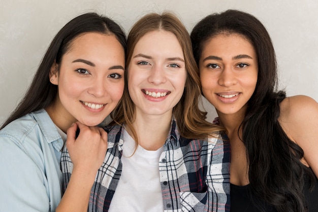 Foto gratuita retrato de grupo de damas sonrientes mirando a cámara