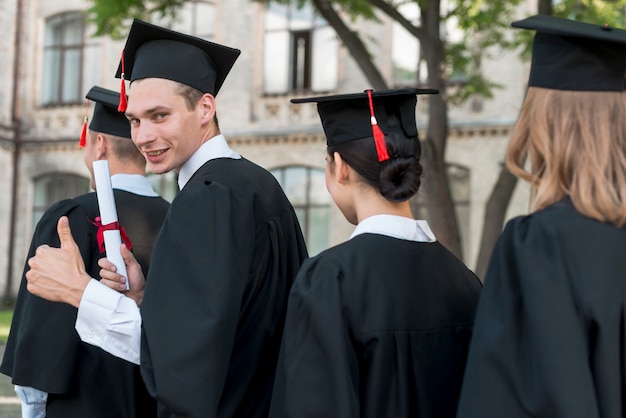 Retrato de grupo de estudiantes celebrando su graduación