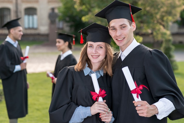 Retrato de grupo de estudiantes celebrando su graduación