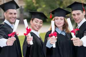 Foto gratuita retrato de grupo de estudiantes celebrando su graduación