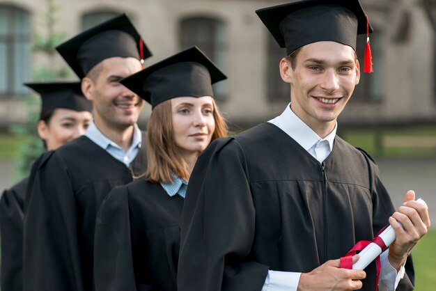 Retrato de grupo de estudiantes celebrando su graduación