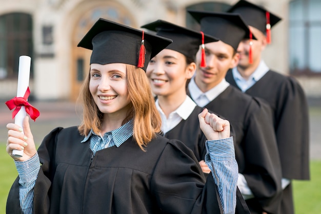 Retrato de grupo de estudiantes celebrando su graduación