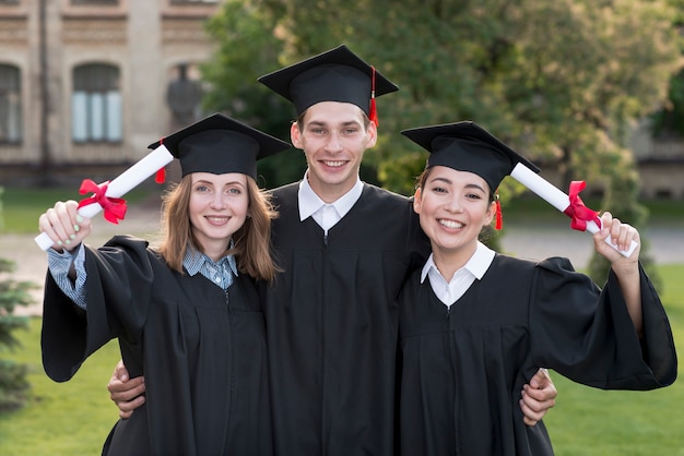 Retrato de grupo de estudiantes celebrando su graduación