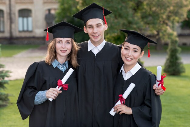 Retrato de grupo de estudiantes celebrando su graduación