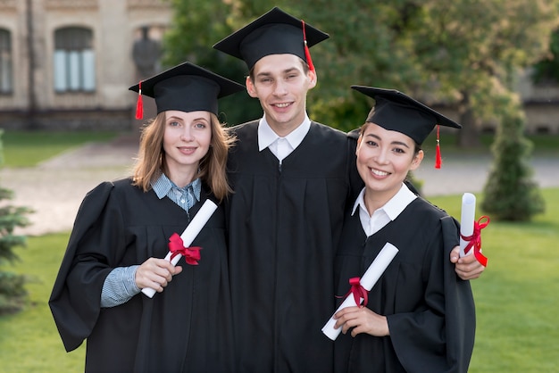 Retrato de grupo de estudiantes celebrando su graduación