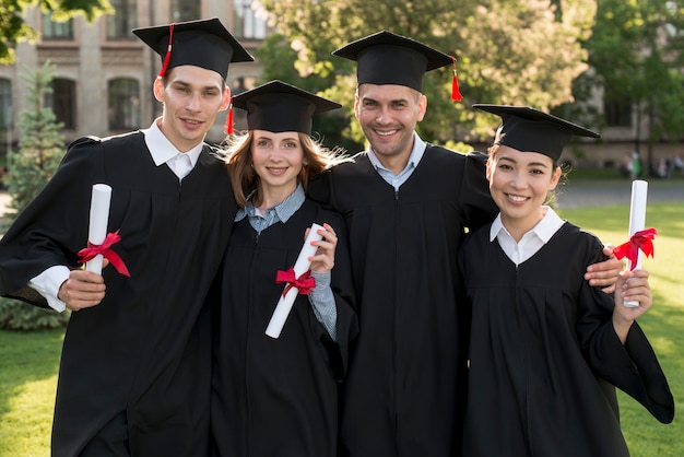 Retrato de grupo de estudiantes celebrando su graduación