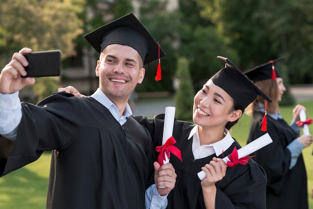 Retrato de grupo de estudiantes celebrando su graduación