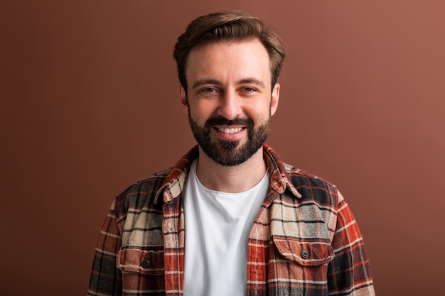 Foto gratuita retrato de guapo atractivo elegante hombre barbudo en marrón