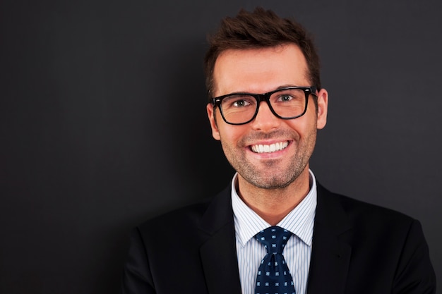 Retrato de guapo empresario con gafas