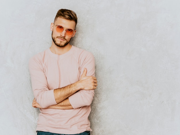 Foto gratuita retrato de guapo joven serio modelo vistiendo ropa casual verano rosa. hombre elegante de moda posando