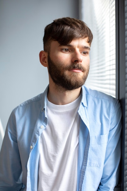 Retrato, de, guapo, joven, en el trabajo