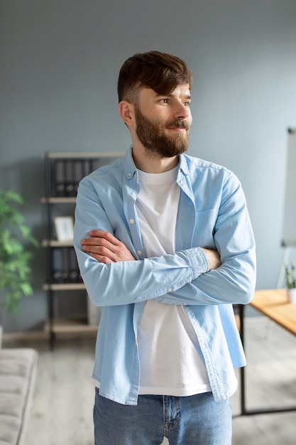 Foto gratuita retrato, de, guapo, joven, en el trabajo