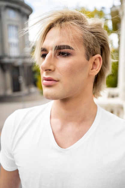Foto gratuita retrato de guapo maquillaje masculino