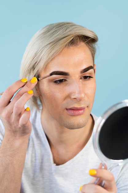 Retrato de guapo maquillaje masculino