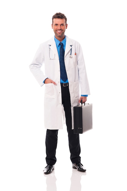 Retrato de guapo médico con maletín