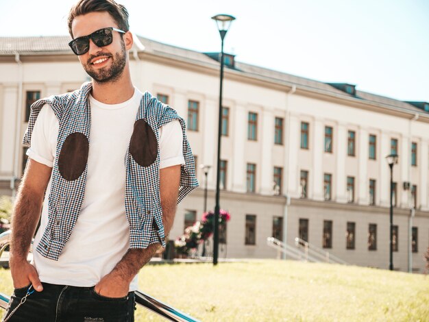 Retrato, de, guapo, seguro, elegante, hipster, lambersexual, modelo