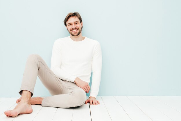 Retrato, de, guapo, sonriente, hipster, lumbersexual, hombre de negocios, modelo, llevando, casual, suéter blanco, y, pantalones