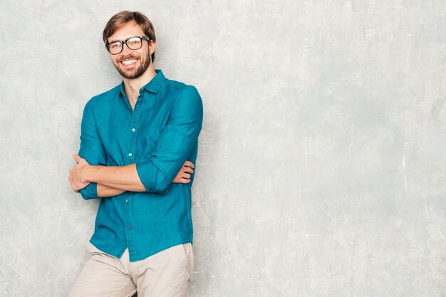 Retrato de guapo sonriente hipster lumbersexual modelo de hombre de negocios vistiendo ropa casual camisa de jeans.