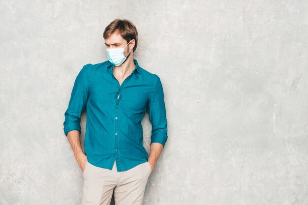 Retrato de guapo sonriente hipster lumbersexual modelo de hombre de negocios vistiendo ropa casual camisa de jeans.